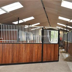 draaibare voorwand paardenstal